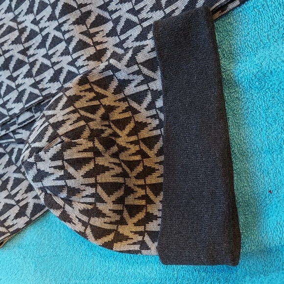Micheal Kors Beanie and Matching Scarf - Picture 2 of 6